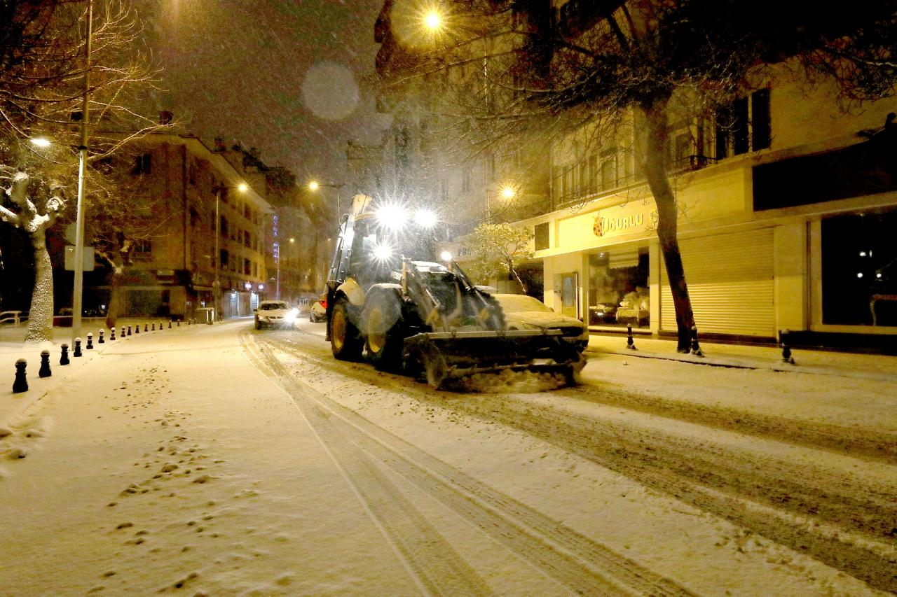Gaziantep Büyükşehir Belediyesi ekipleri sahada.
