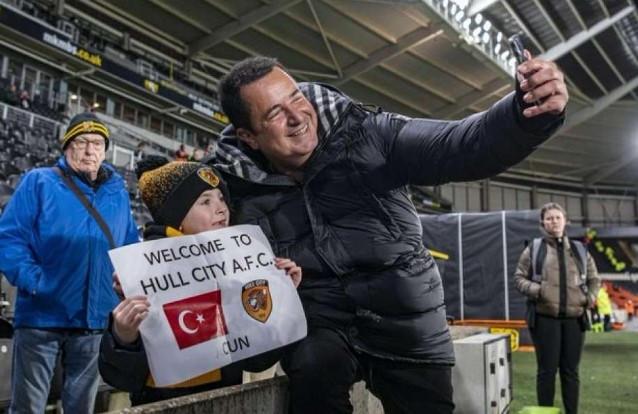 Acun Ilıcalı ve minik Hull City taraftarı