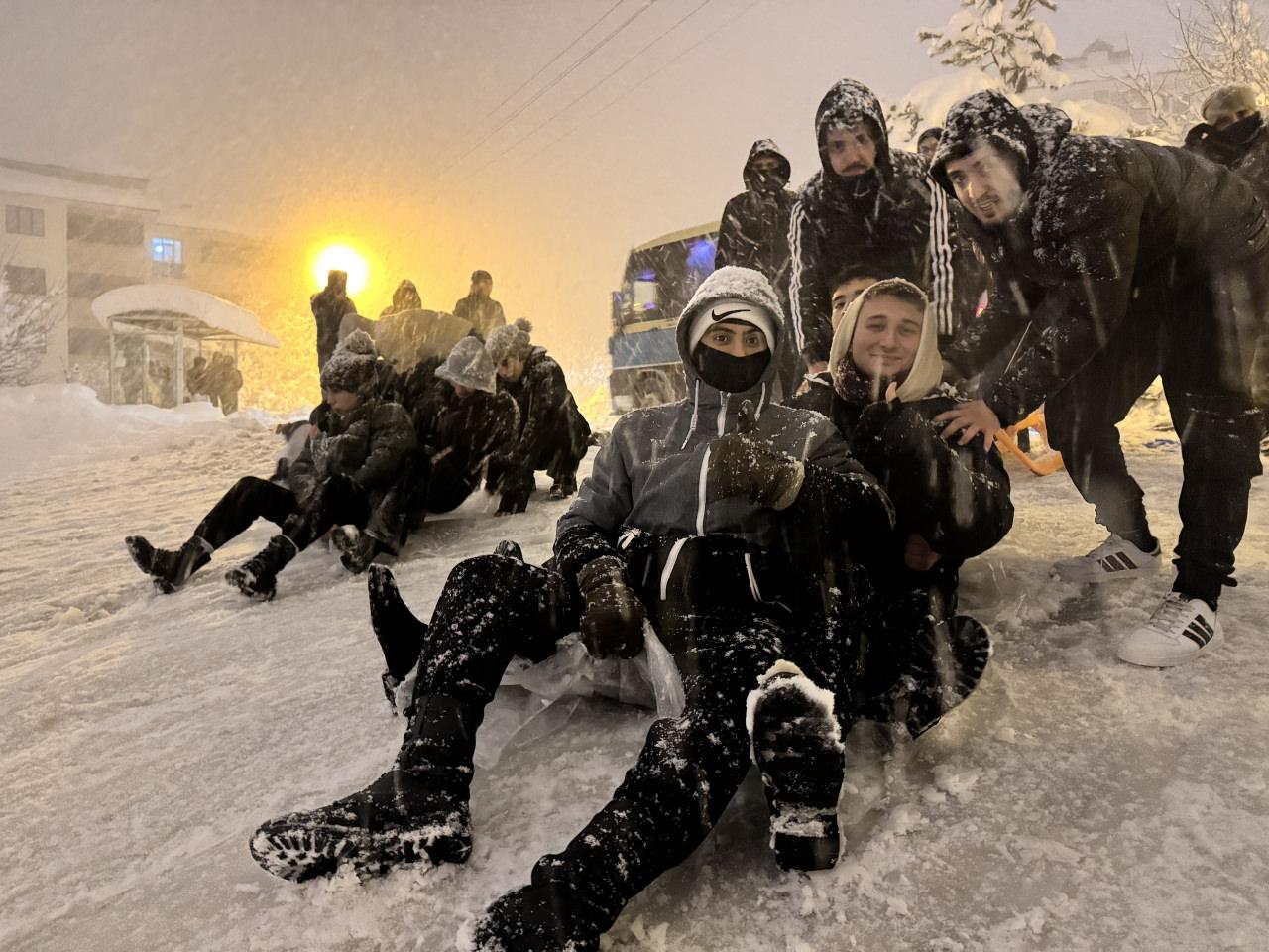 Karabük'te çocuklar karın tadını çıkardı.