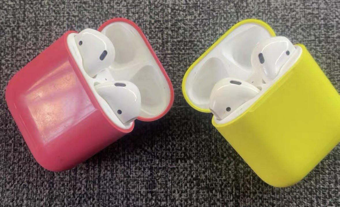 Sızdırılan renkli AirPods prototipleri, Apple’ın iPhone 5c dönemindeki canlı tasarım anlayışını yeniden gündeme taşıyor.