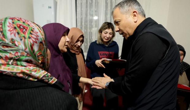 Bakan Yerlikaya'dan taziye ziyareti: Cumhurbaşkanı Erdoğan şehit ailesiyle g&ouml;r&uuml;şt&uuml;