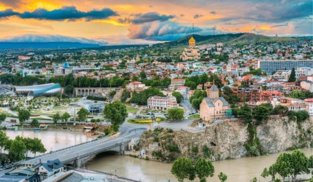 &Ccedil;antasını kapan gidiyor! Kimlik pasaport yetiyor