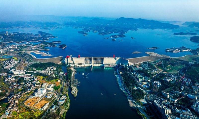 22 Mart 2024'te çekilen bir hava drone fotoğrafı, Çin'in Hubei Eyaletindeki Danjiangkou Rezervuarı'nın bir görünümünü gösteriyor. (Xinhua/Xiao Yijiu)