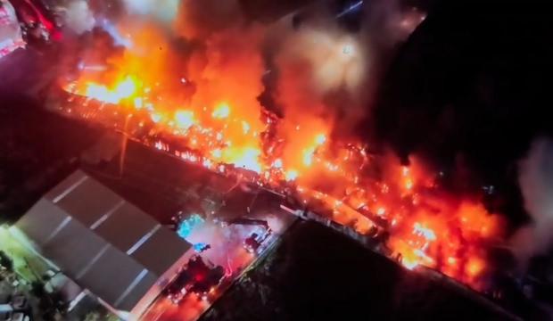 Esenyurt'ta fabrika yangını! B&ouml;lgede peş peşe patlama sesleri