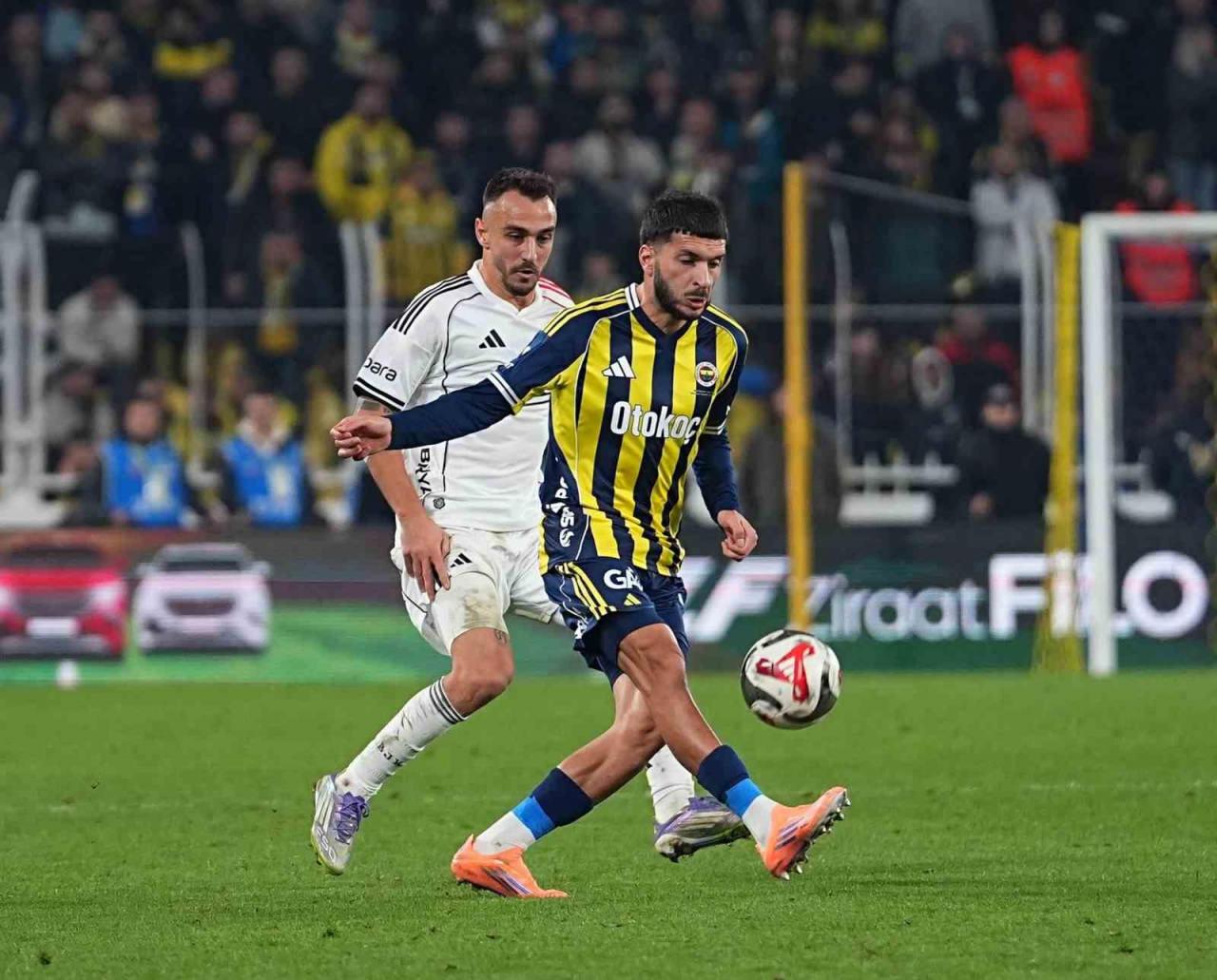 Fenerbahçe ile Beşiktaş arasında oynanan Türkiye Kupası mücadelesi. Oğuz Aydın ve Gökhan Sazdağı.