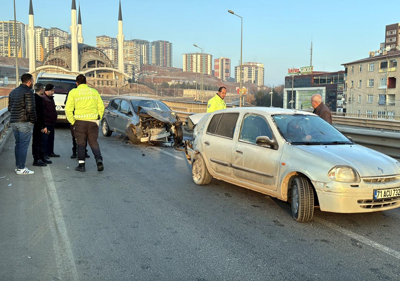 Kazada yaralanan 6 kişi hastanelerde tedavi altına alındı. 