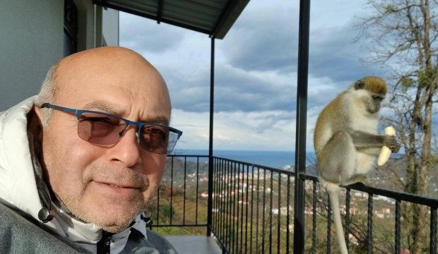 Giresun'da ilgin&ccedil; g&ouml;r&uuml;nt&uuml;ler! Hayvanat bah&ccedil;esinden ka&ccedil;tı, evin balkonunda muz yedi