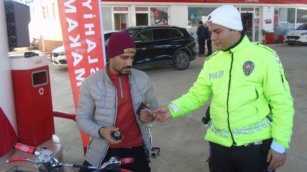 Kask kullanmayan motosiklet sürücülerini uyararak cezai işlem uyguladı.