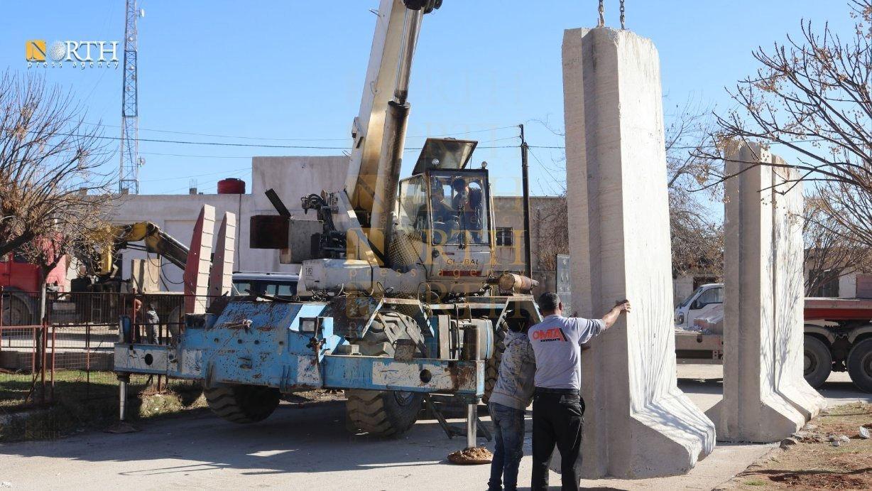 Büyük beton bloklar Kobani merkezde görüntülendi.