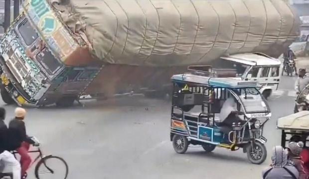 Hindistan'da korkun&ccedil; kaza! Talaş y&uuml;kl&uuml; kamyon aracın &uuml;zerine devrildi