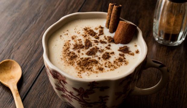 Kış aylarının vazge&ccedil;ilmezi: Ev yapımı salep tarifi