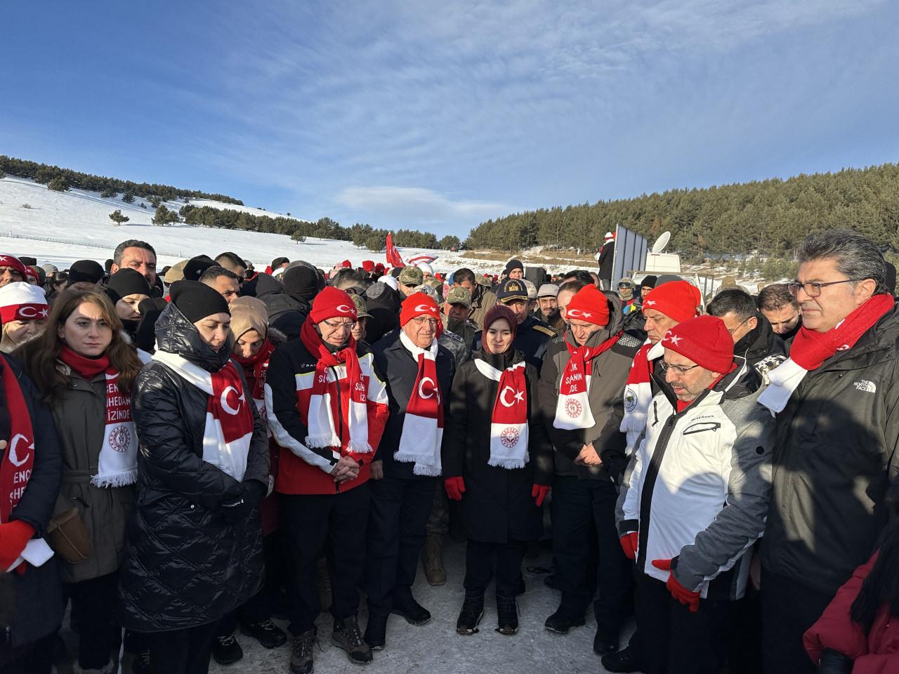 Sarıkamış'taki anma törenine CHP Genel Başkanı Özgür Özel, Aile ve Sosyal Hizmetler Bakanı Mahinur Özdemir Göktaş, Gençlik ve Spor Bakanı Osman Aşkın Bak, Milli Savunma Bakanı Yaşar Güler, Türkiye Büyük Millet Meclisi Genel Sekreteri Talip Uzun, Kars Valisi Ziya Polat, AK Parti Kars Milletvekili Adem Çalkın, Sarıkamış Kaymakamı Enis Aslantatar ile çok sayıda siyasetçi ve bürokrat katıldı