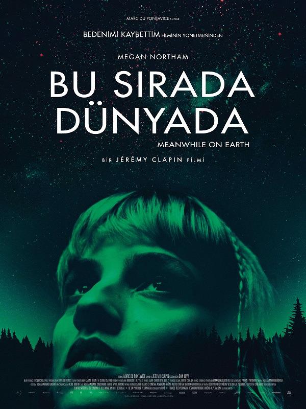 Bu Sırada Dünya'da film afişi, gökyüzüne bakan bir kızın yüzü