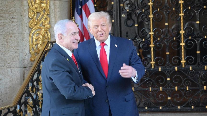 Binyamin Netanyahu ve Donald Trump tokalaşıyor.