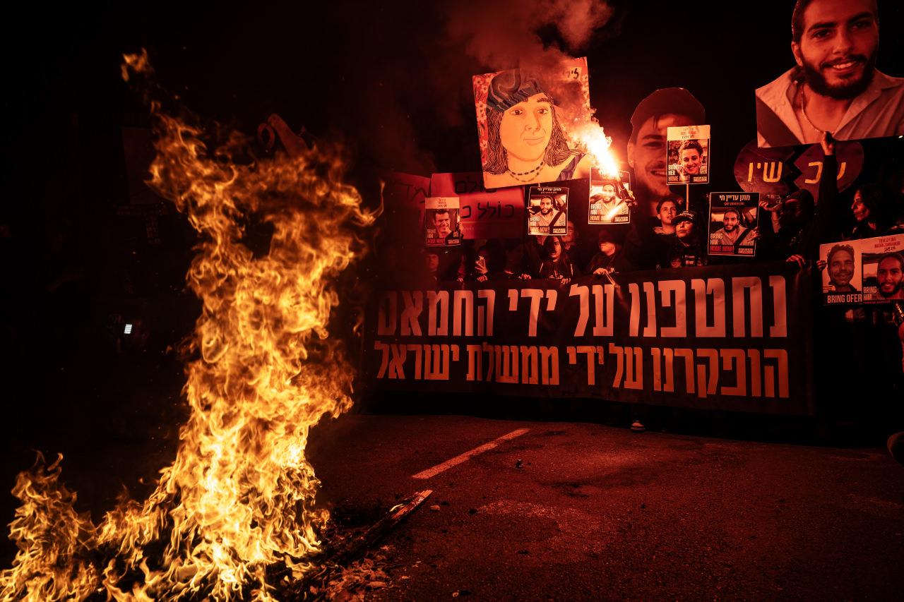 Tel Aviv'deki eylemde ateş yakıldı - Anadolu Ajansı