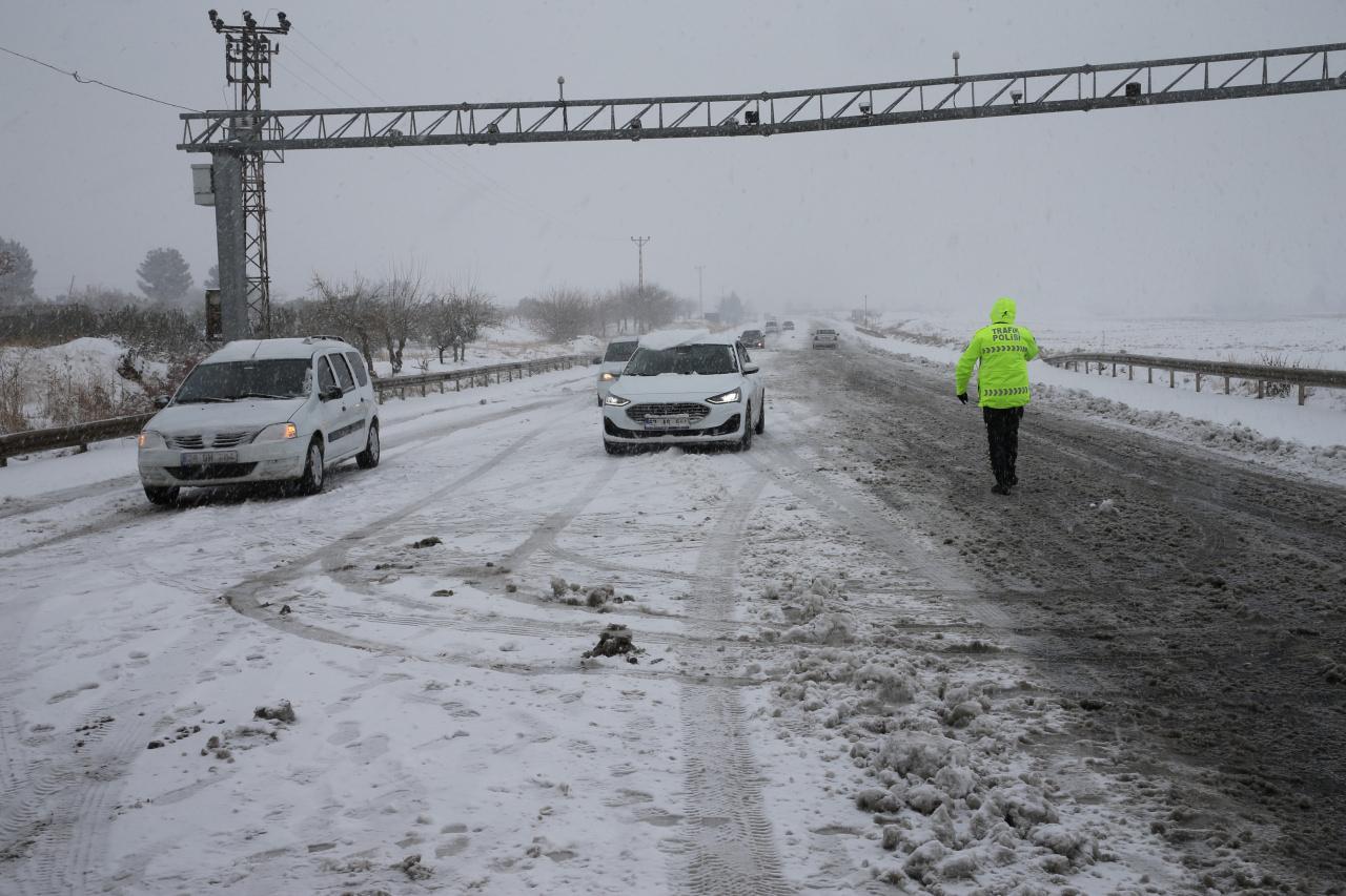 Şanlıurfa-Adıyaman kara yolunda trafik ekipleri geçişlere izin vermedi.