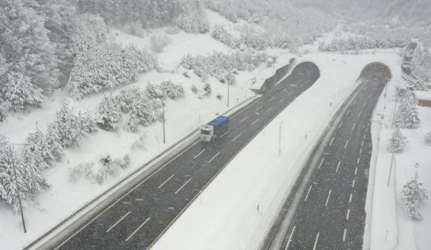 Ulaşımda 'kar ve tipi' alarmı: Bir&ccedil;ok yol kapandı, ara&ccedil;lar kara g&ouml;m&uuml;ld&uuml;!