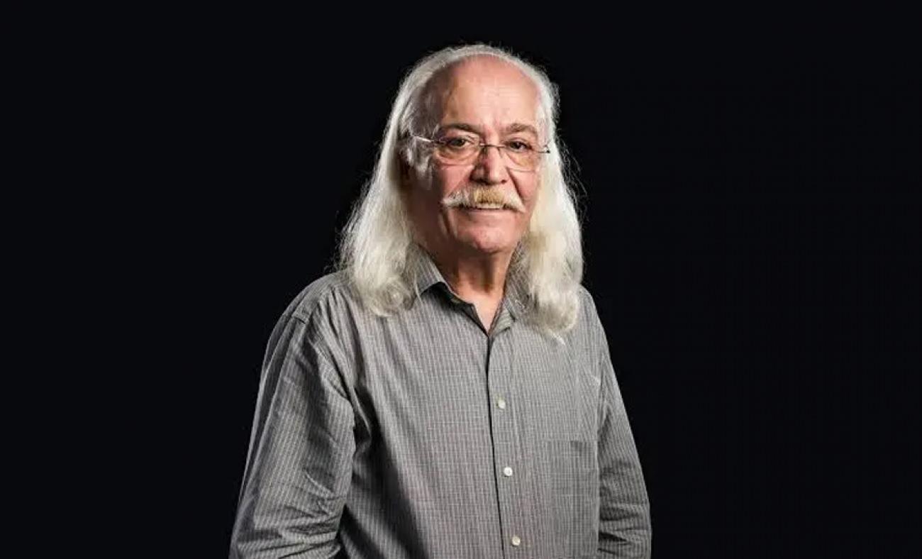 &Uuml;nl&uuml; sanat&ccedil;ı Cahit Berkay kaza ge&ccedil;irdi! Aracıyla restorana daldı