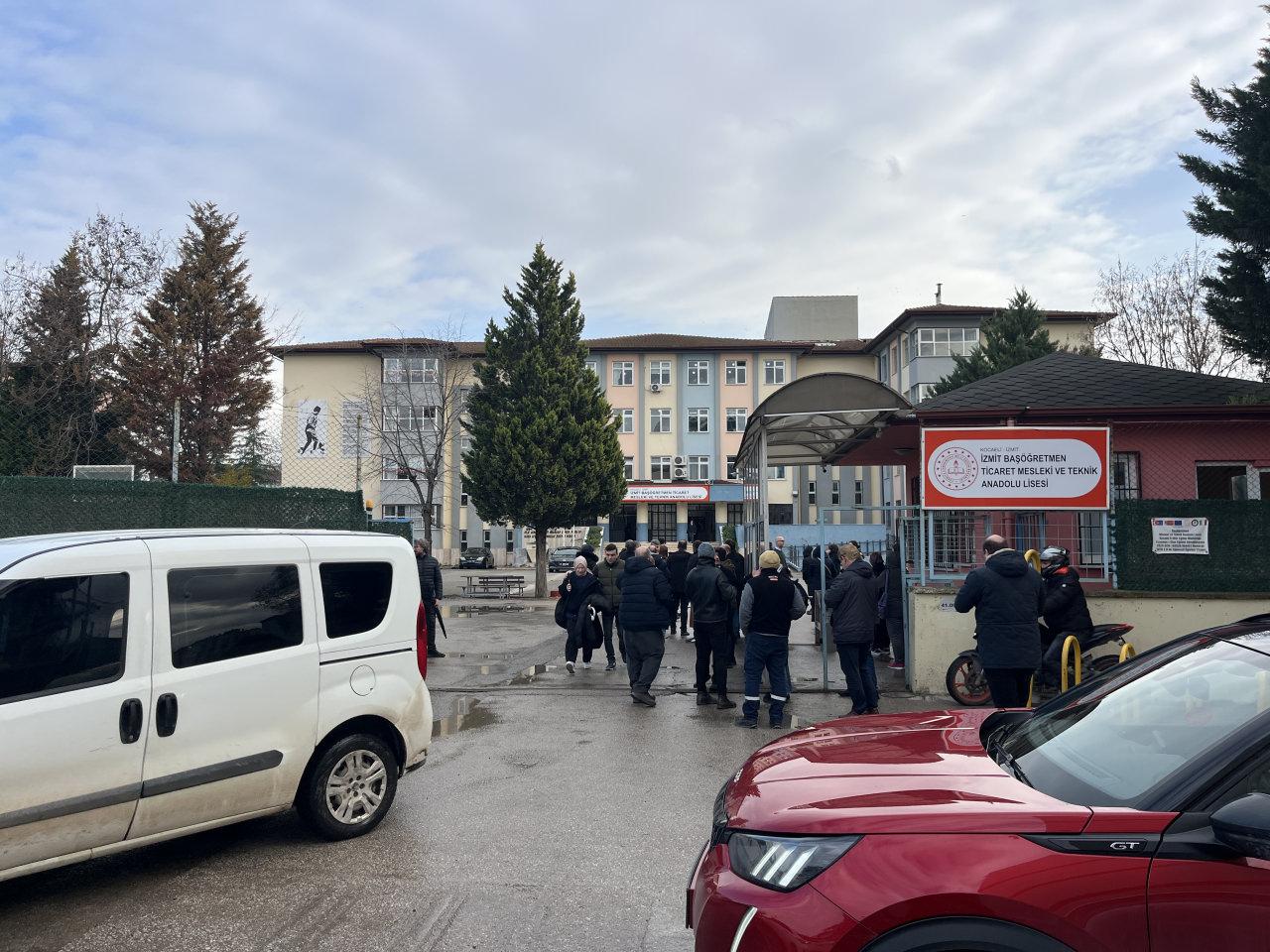 Bölgeye çok sayıda ekip sevk edildi.