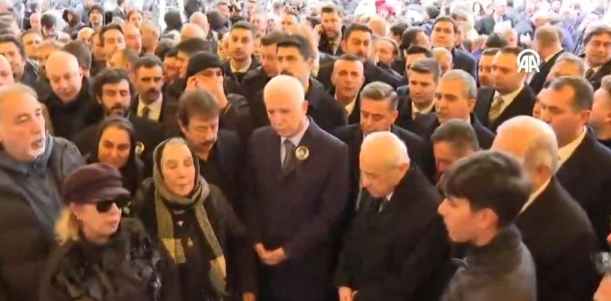 İstanbul Valisi Davut Gül ve MHP Genel Başkanı Devlet Bahçeli, tören için camiye geldi. 