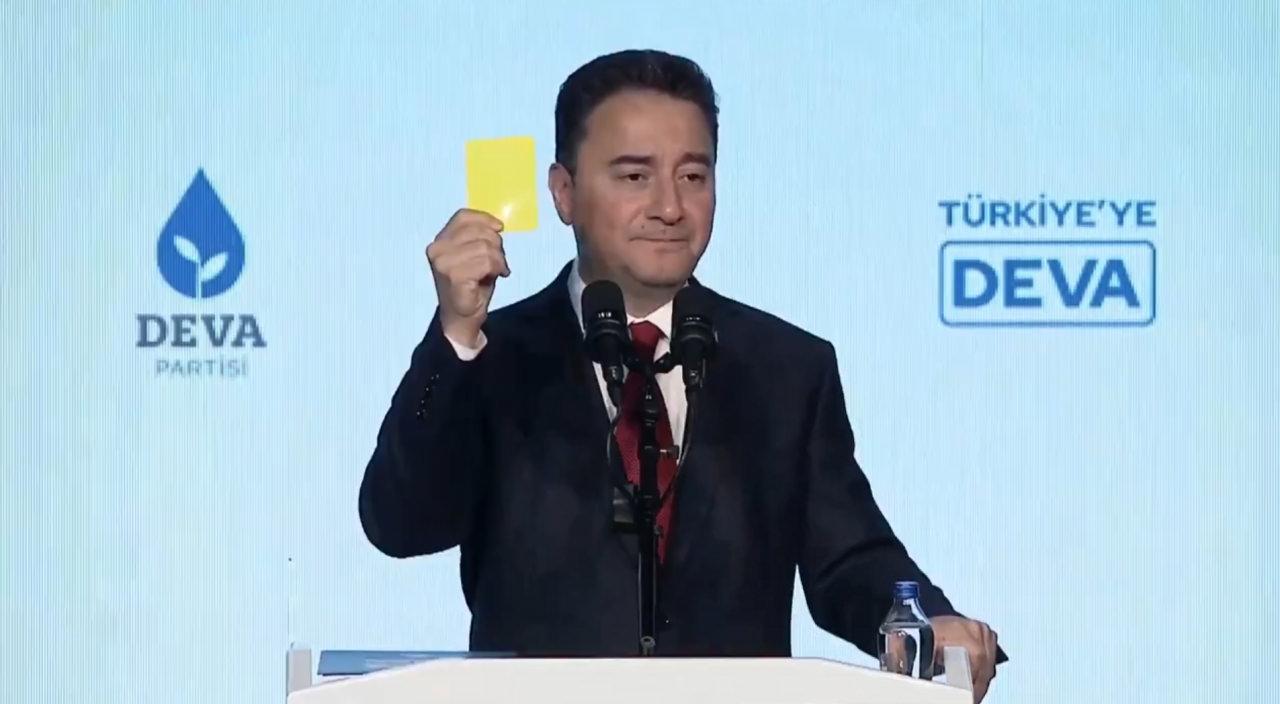 Ali Babacan parti programlarında sarı kartla boy gösterirken