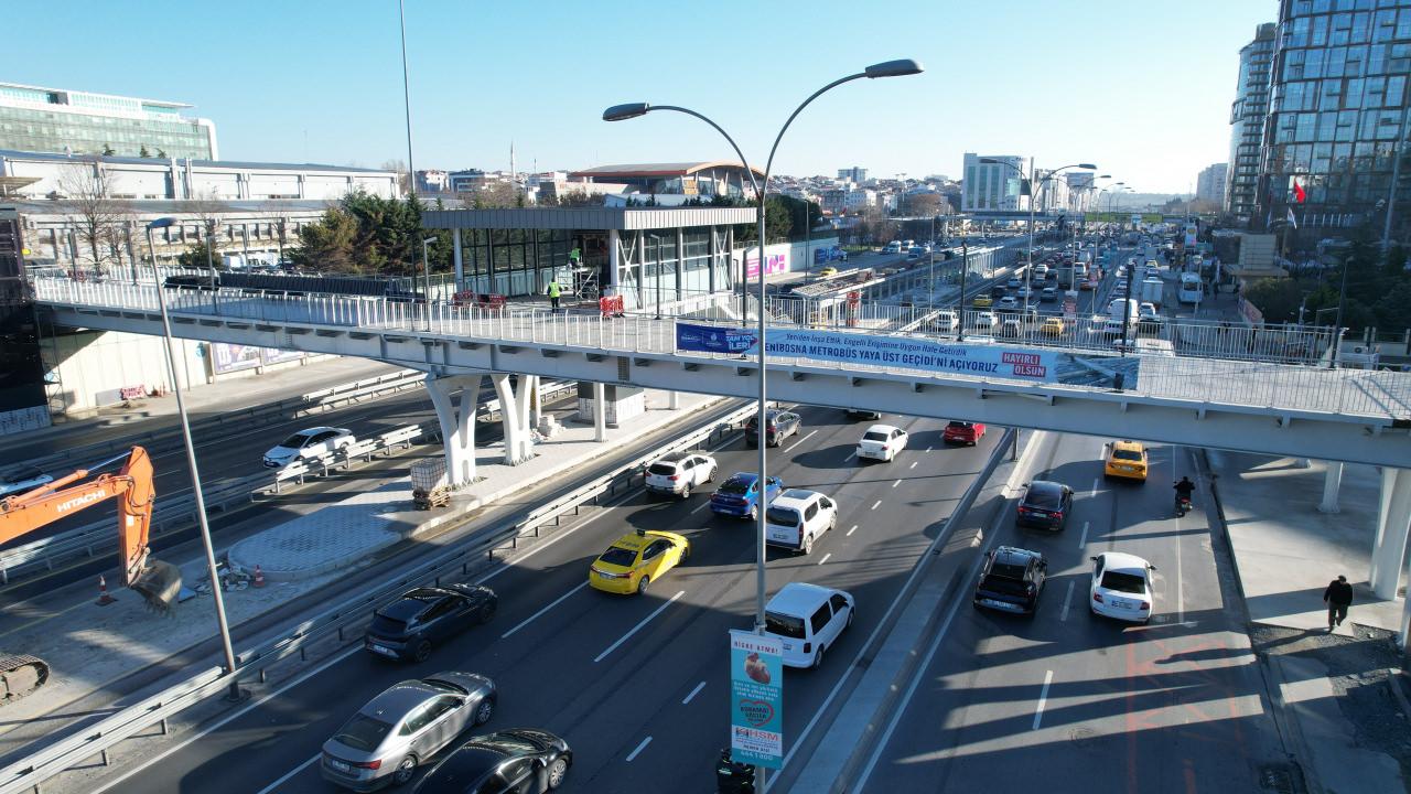 Metrobüs üst geçit çalışması ve İBB afişi - İhlas Haber Ajansı