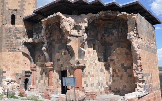 Anadolu'daki ilk Türk camisi Menuçehr Camisi'nde her gün öğle ezanı okunuyor ve ibadet ediliyor.