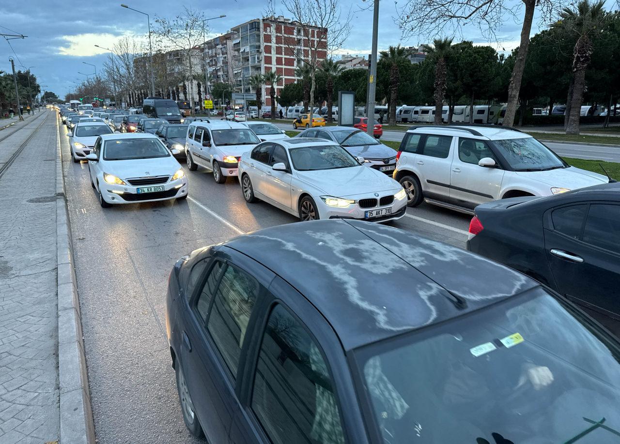 İzmir'de belediye çalışanlarının iş bırakma eylemi nedeniyle trafik oluştu. 