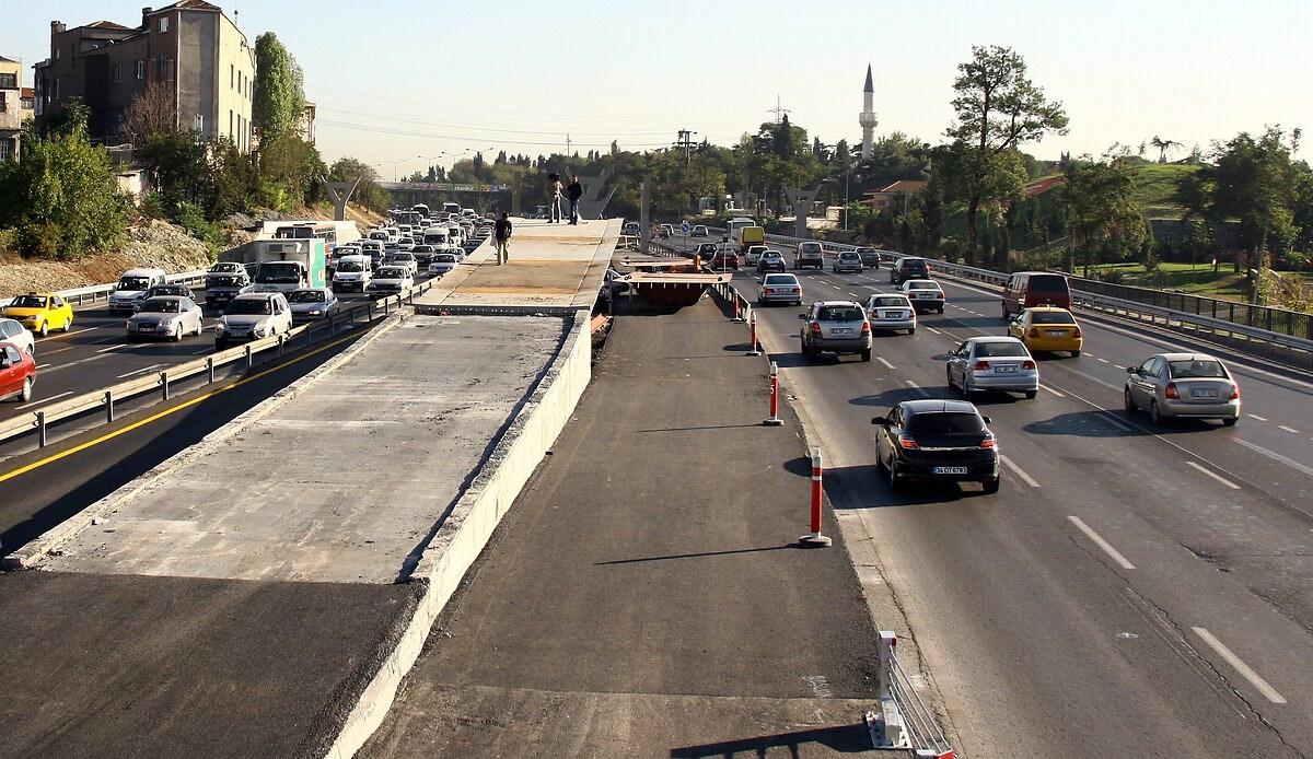 Merhum Topbaş döneminde sıfırdan başlatılan metrobüs projesinde yol çalışmaları (17 Eylül 2007) - Depo Photos