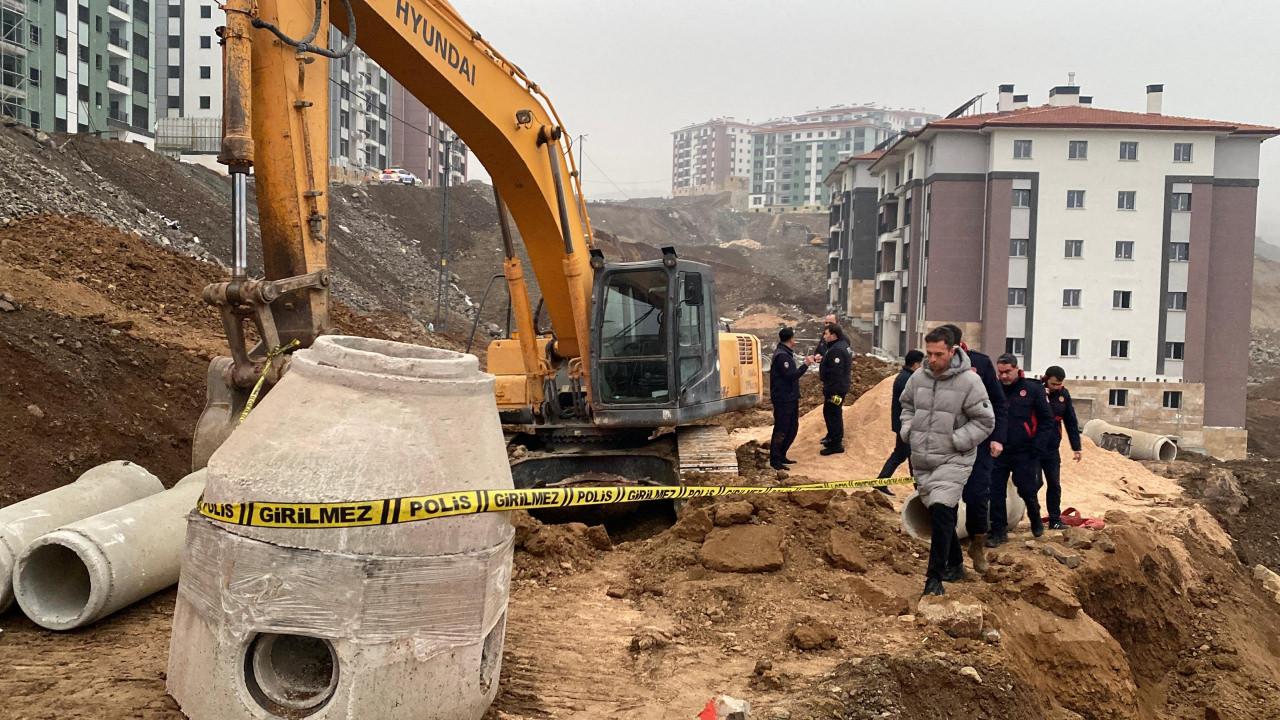 Elazığ’da bir inşaat alanında altyapı çalışmaları sırasında göçük meydana geldi.