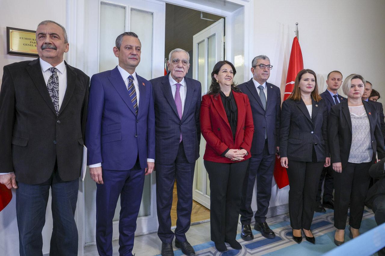 DEM Parti heyeti, CHP'yi Genel Başkan Özgür Özel'in TBMM'deki makam odasında ziyaret etti. 