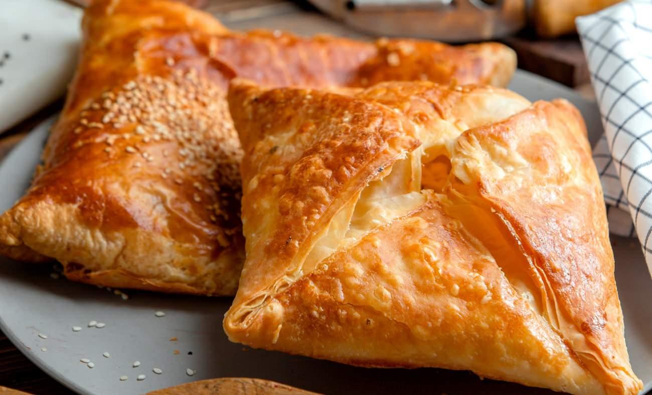 Çıtır çıtır peynirli zarf börek nasıl yapılır? Hazır yufkadan peynirli zarf börek tarifi