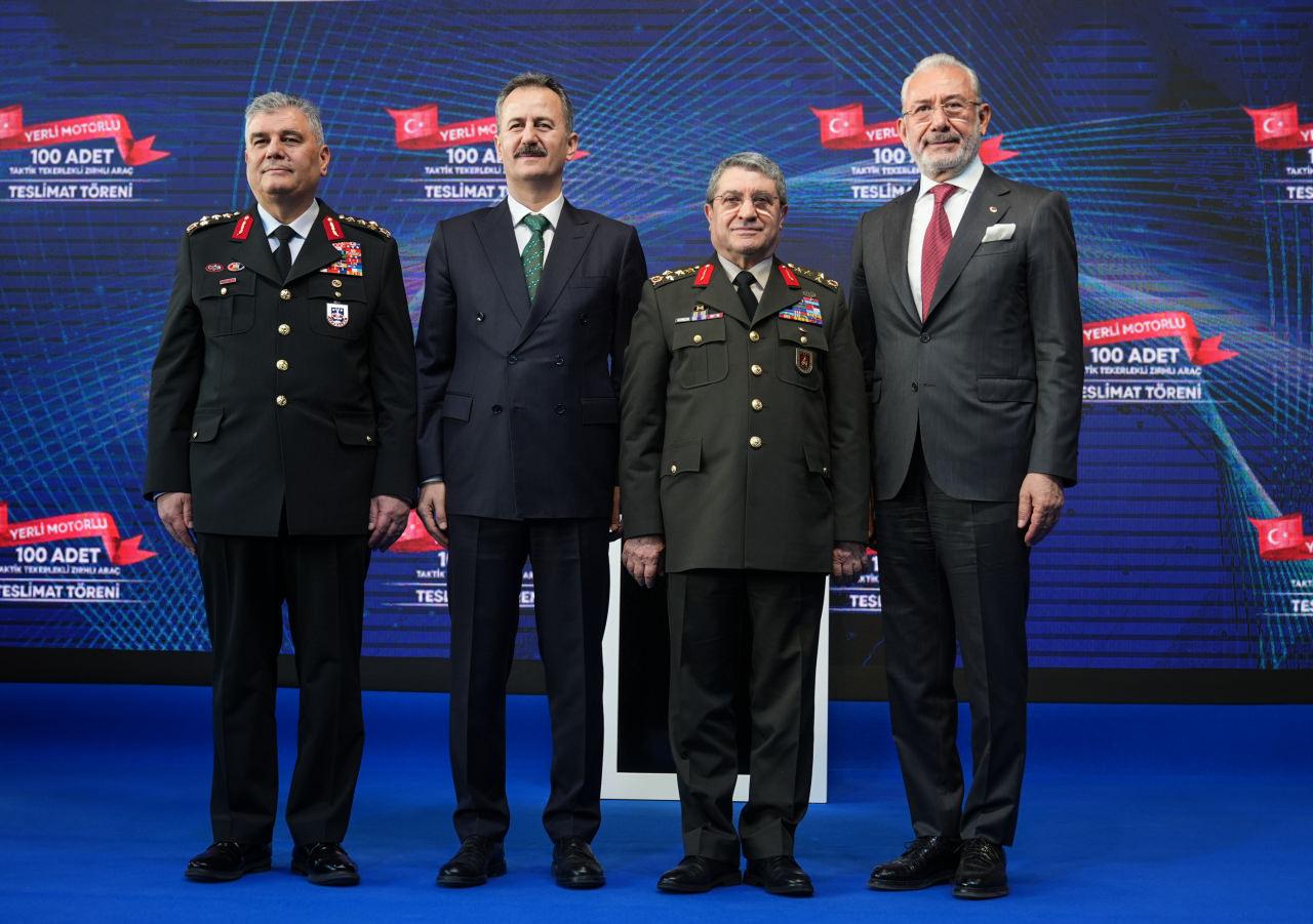  Törene katılan Savunma Sanayi Başkanı Haluk Görgün (sol 2), Kara Kuvvetleri Komutanı Orgeneral Selçuk Bayraktaroğlu (sağ 2), Jandarma Genel Komutanı Orgeneral Ali Çardakçı (solda), BMC Yönetim Kurulu Başkanı Fuat Tosyalı (solda) günün anısına hatıra fotoğrafı çektirdi.