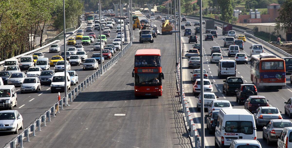 AK Parti'li İBB Başkanı Kadir Topbaş döneminde sıfırdan başlatılan metrobüs projesinde yol çalışmaları (17 Eylül 2007) - Depo Photos