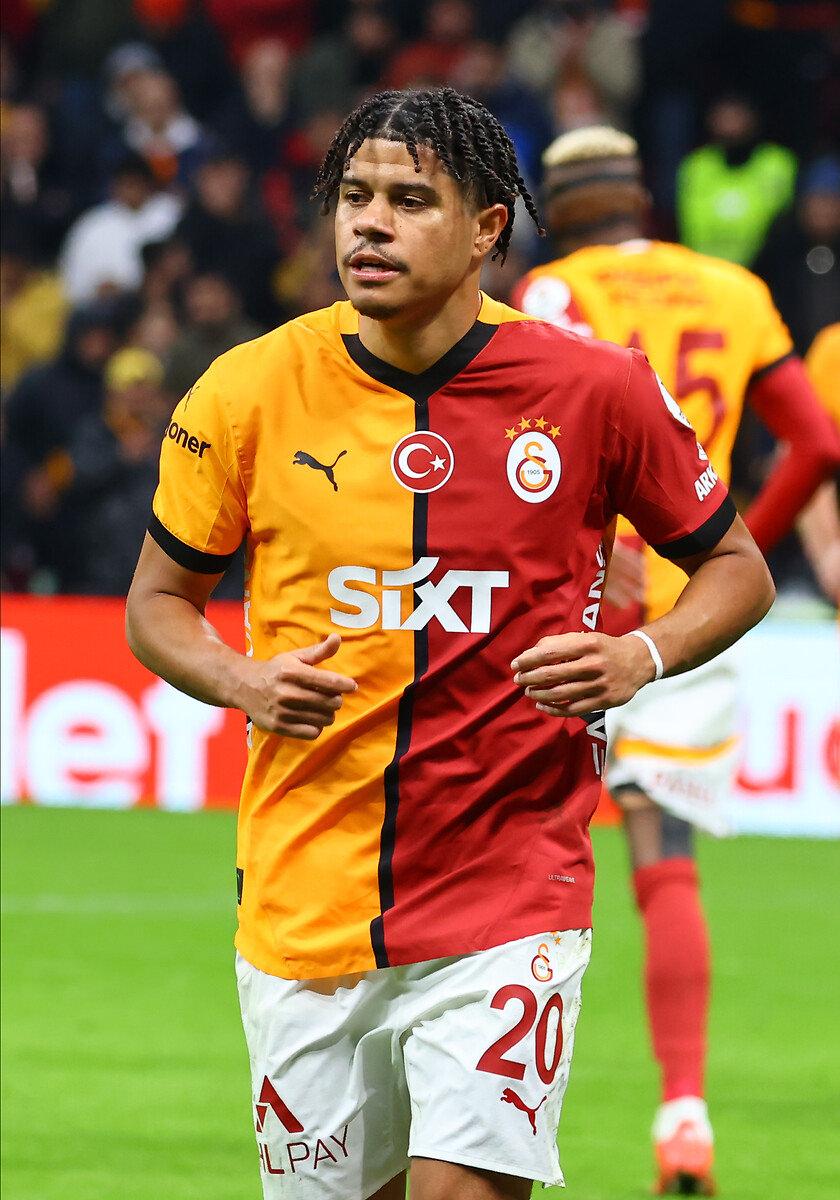 Galatasaray'ın Brezilyalı futbolcusu Gabriel Sara