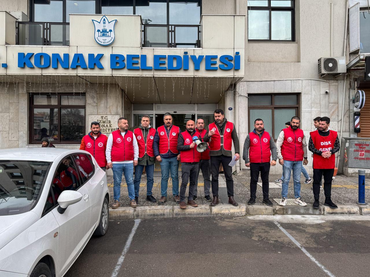 Belediye binası önünde eylem yapan belediye çalışanları. 