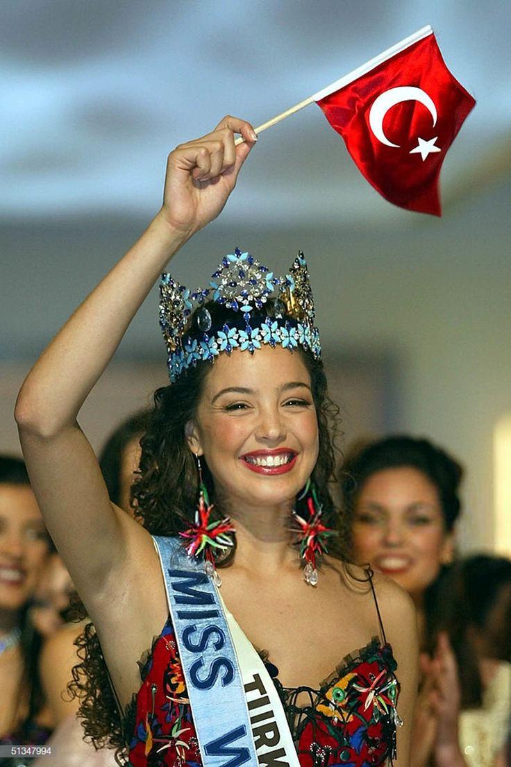 Azra Akın 2002'de Miss World'te