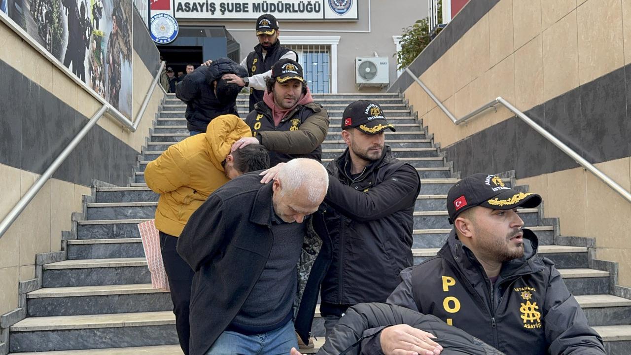 İstanbul Asayiş Şube Müdürlüğü Dolandırıcılık Büro Amirliği ekipleri, bir kişinin sosyal medyada tanıştığı kadın tarafından dolandırıldığı ihbarı üzerine çalışma başlattı. İstanbul merkezli 9 ilde düzenlenen dolandırıcılık operasyonunda 21 şüpheli gözaltına alındı.