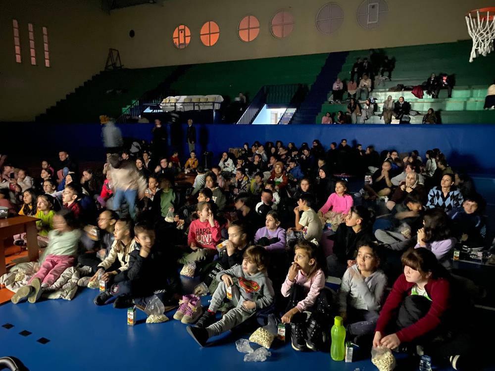 Düzcede enerji tasarrufa dikkat çekmek amacıyla sporcular film gecesinde bir araya geldi