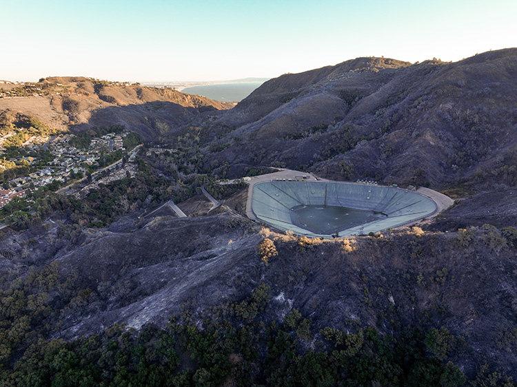 Los Angeles kentinde ve çevresinde devam eden orman yangınlarını söndürme çalışmalarında kullanılması gereken ancak onarım nedeniyle kapalı olan kritik su rezervuarları görüntülendi. - AA