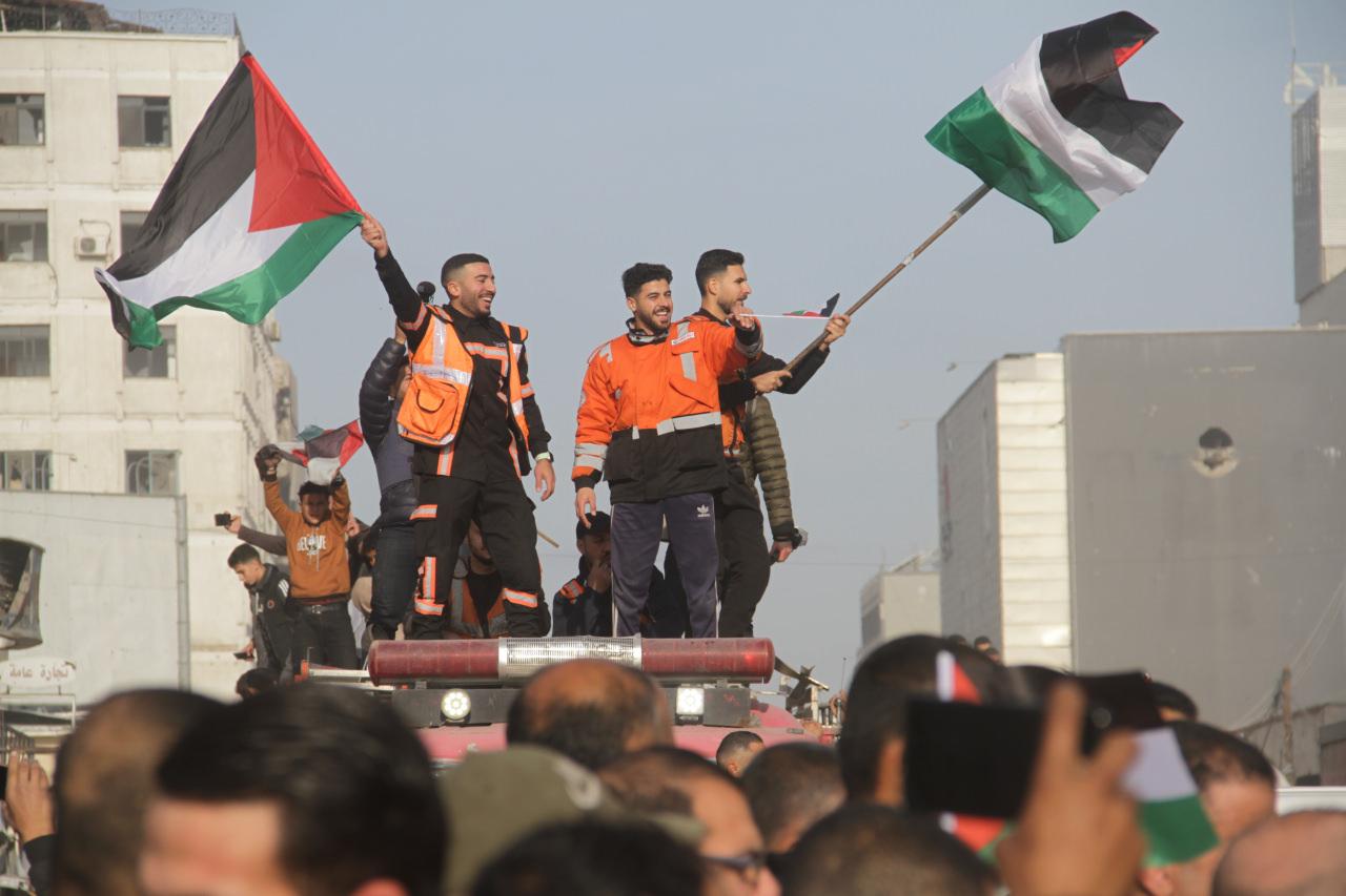 Hamas ve İsrail arasında mutabakata varılan Gazze’de ateşkes belirsizliği devam ederken, Gazze kentindeki Filistinliler sevinç gösterisinde bulundu.