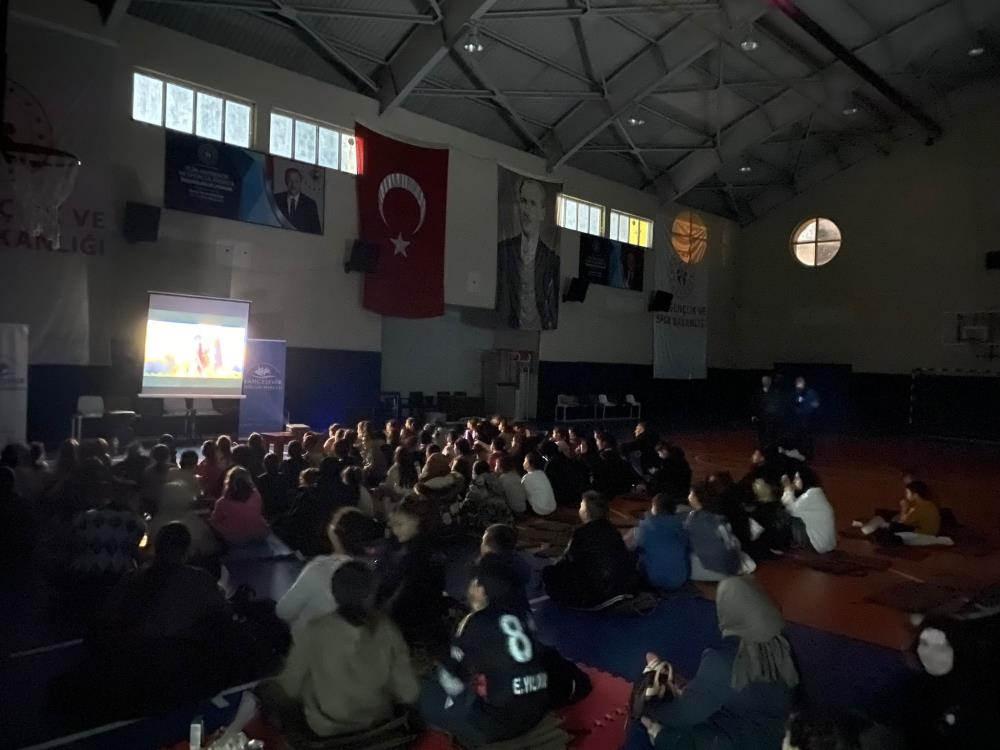 Düzce Gençlik ve Spor İl Müdürlüğü sporcu gençler için film gecesi düzenledi