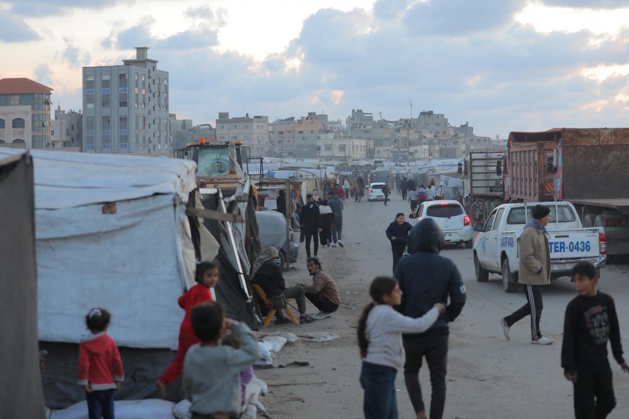 İsrail ordusunun Gazze'nin birçok bölgesine düzenlediği saldırılar nedeniyle evlerini terk ederek Deyr Belah kentindeki çadırlarda yaşayan Filistinliler, rahat hareket edebilmek, bölgelerine geri dönmek ve temel ihtiyaçlarını karşılamak için ateşkesin yürürlüğe girmesini bekliyor.