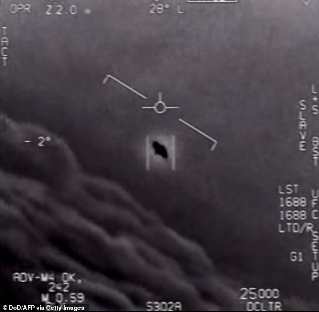 Birçok askeri personel UFO'lara tanık olduğunu iddia etmiştir. Elde edilen 28 Nisan 2020 tarihli bu görüntü, 2017 yılında Donanma pilotları tarafından çekildi.