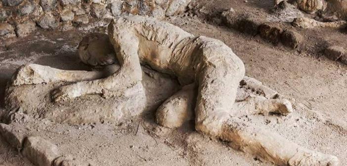 Volkanik akıntılar içinde taşa dönmüş bir Pompei insanı