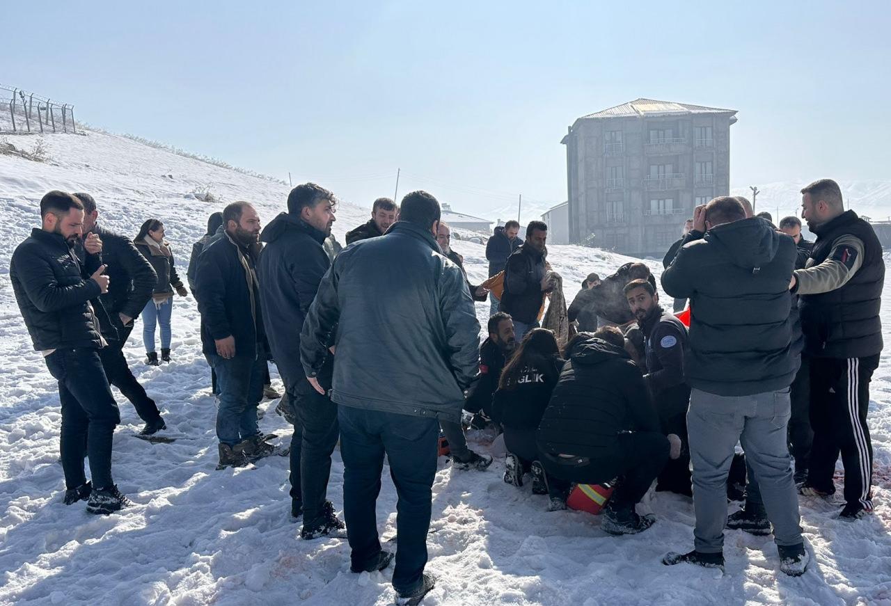 Ağır yaralı halde hastaneye kaldırılan 12 yaşındaki çocuğun yakınları sinir krizi geçirdi. 