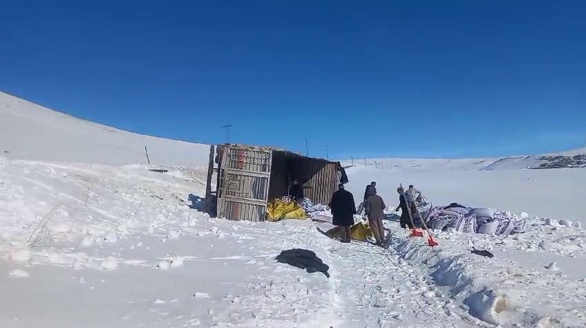 Yem götüren kamyon yolun kaygan olması sebebiyle virajı alamayarak yan yattı