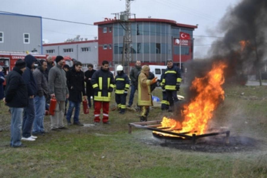 Kemal Kürekçi, kursiyerlere yangın dersi verirken.