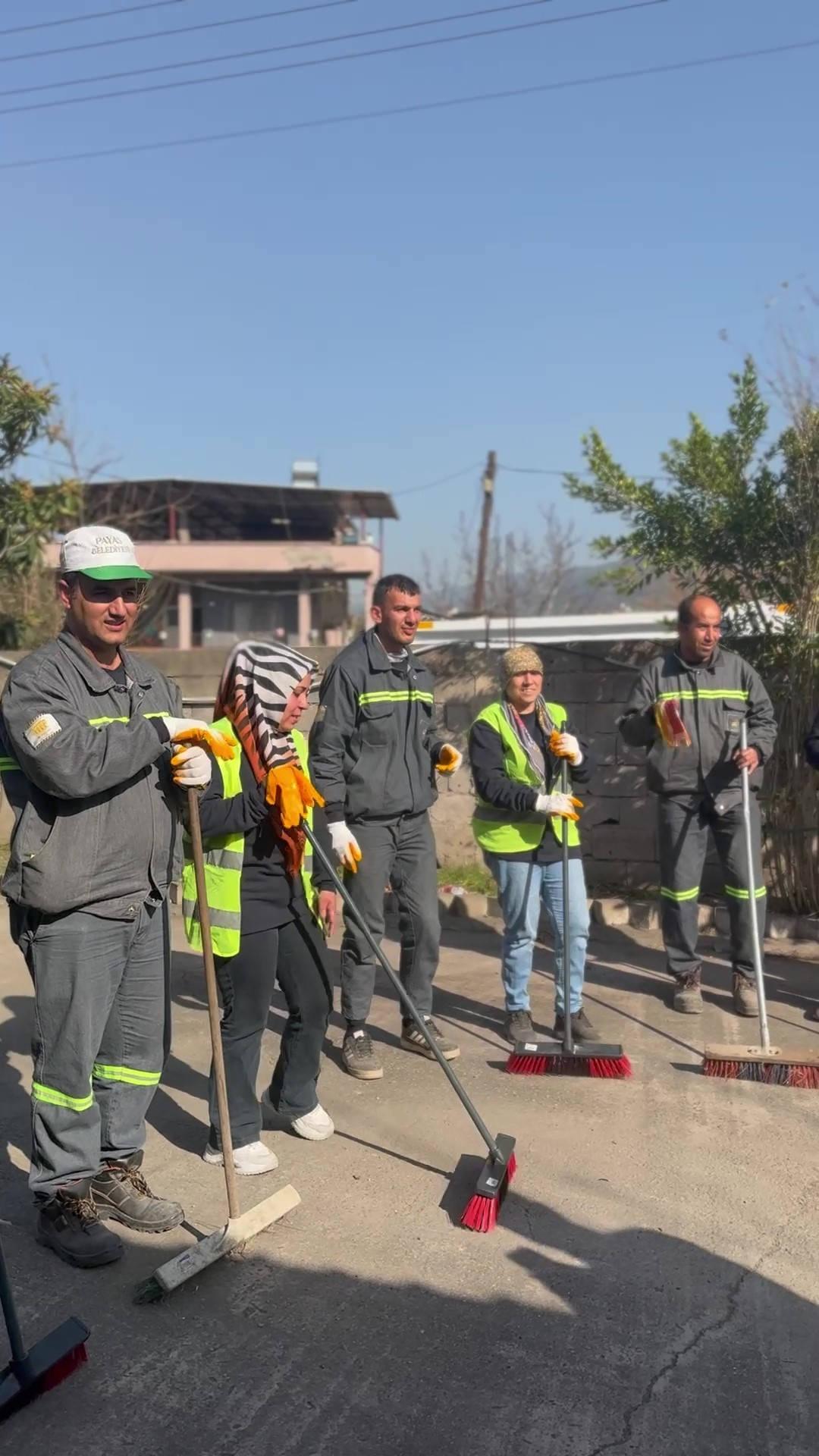 Halay çeken temizlik personelleri 