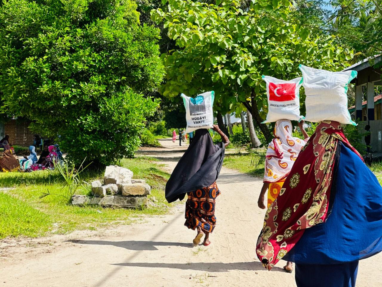 Aziz Mahmûd Hüdâyi Vakfı yardımlara devam ediyor 